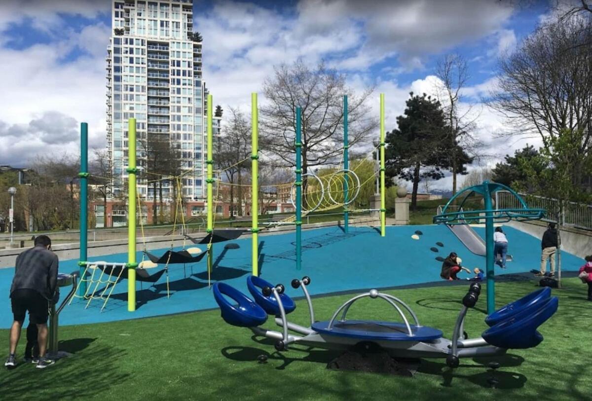 Spacious 1br&office Views Freeparking Amenities Vancouver